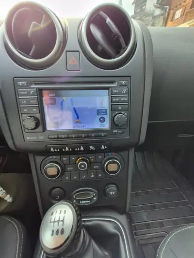 Nissan Qashqai 2010 — SUV compact polyvalent, transmission manuelle, 141 ch — dashboard