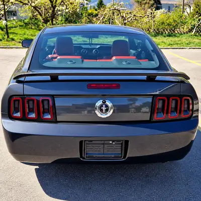 Ford Mustang V6 Coupé 2009 — Muscle-car emblématique, propulsion authentique — Seitenansicht
