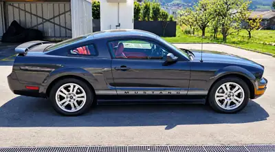 Ford Mustang V6 Coupé 2009 — Muscle-car emblématique, propulsion authentique — Heckansicht