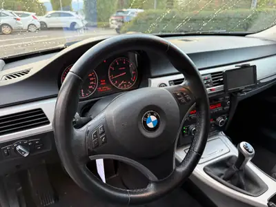 BMW 318i Touring — Break de caractère, première main, entretien complet — Miniatura 8