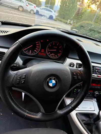 BMW 318i Touring — Break de caractère, première main, entretien complet — Miniatura 12