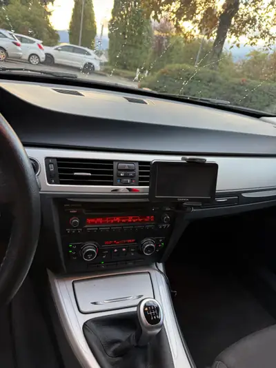 BMW 318i Touring — Break de caractère, première main, entretien complet — Miniatura 13