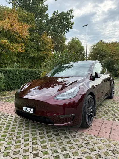 Tesla Model Y Performance 2024 — SUV électrique haute performance, 58'000 km seulement — vista esterna