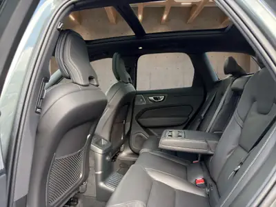 Volvo XC60 2.0 T8 TE Ultra Dark eAWD — Hybride rechargeable haute performance, quasi neuf — Miniatura 11
