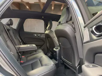 Volvo XC60 2.0 T8 TE Ultra Dark eAWD — Hybride rechargeable haute performance, quasi neuf — Miniatura 17