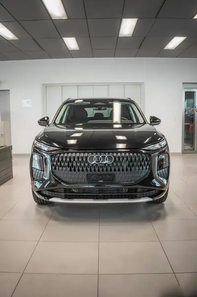Audi Q3 1.5 e-hybrid S-Tronic — SUV compact hybride rechargeable, 1700 km seulement — Heckansicht