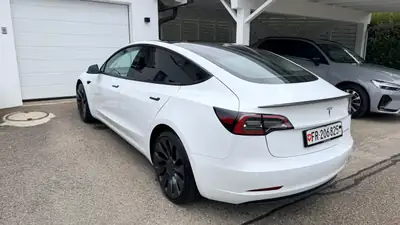 Tesla Model 3 Performance — Électrique haute performance, 28 600 km seulement — fianco