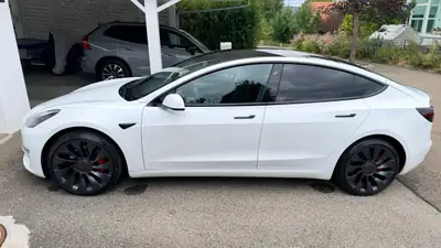 Tesla Model 3 Performance — Électrique haute performance, 28 600 km seulement — vista posteriore