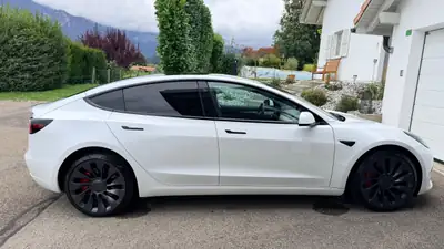 Tesla Model 3 Performance — Électrique haute performance, 28 600 km seulement — interni