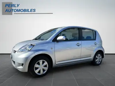 Daihatsu Sirion 1.3 Eco 4WD — Citadine polyvalente, 4 roues motrices et conso maîtrisée — Seitenansicht