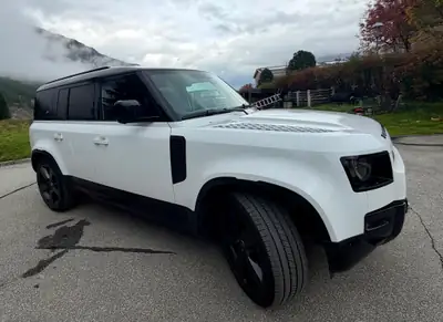 Land Rover Defender 3.0 I6 400 X-Dynamic HSE — SUV premium hybride, 26 000 km seulement — Seitenansicht