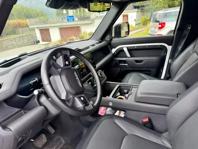 Land Rover Defender 3.0 I6 400 X-Dynamic HSE — SUV premium hybride, 26 000 km seulement — Innenraum