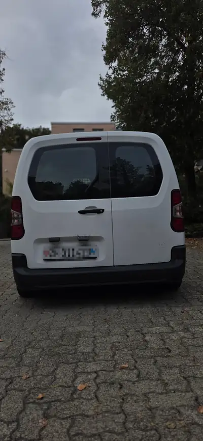 Opel Combo 1.2 Essentia S/S — Utilitaire compact fiable, entretien maîtrisé — Heckansicht