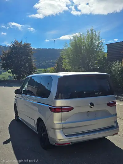VW T7 Multivan 2.0 TDI Style DSG — Monospace 7 places, motorisation robuste, kilométrage modéré — vista posteriore