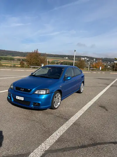 Opel Astra 2.0 Turbo OPC — Compacte sportive 200 ch, historique sans sinistre — vue extérieure