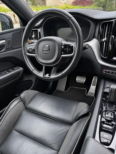 Volvo XC60 2.0 T8 R-Design eAWD — Hybride rechargeable performant, 163 500 km, garantie 2027 — intérieur