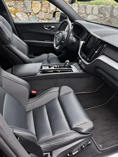 Volvo XC60 2.0 T8 R-Design eAWD — Hybride rechargeable performant, 163 500 km, garantie 2027 — détail