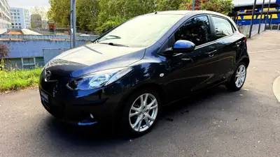 Mazda 2 1.3i 16V Exclusive — Citadine fiable, faible kilométrage, sans accident — Heckansicht