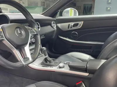Mercedes-Benz SLK 250 — Cabriolet sportif élégant, 69 000 km seulement — détail