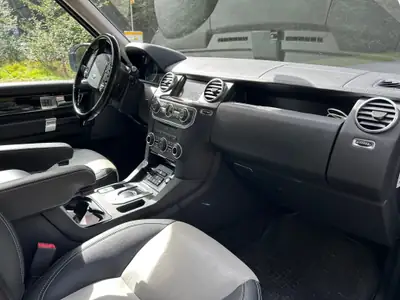 Land Rover Discovery 3.0 SDV6 256 HSE — 7 places, moteur diesel puissant, entretien récent — dashboard
