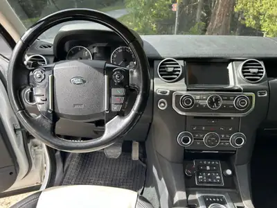 Land Rover Discovery 3.0 SDV6 256 HSE — 7 places, moteur diesel puissant, entretien récent — interior