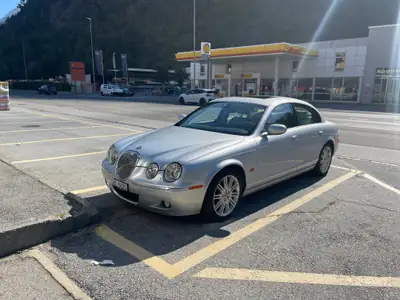 Jaguar S-Type 3.0 V6 Executive — Berline britannique élégante, entretien complet — vue extérieure