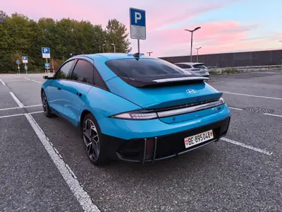 Hyundai Ioniq 6 77,4 kWh Launch Edition 4WD — Berline électrique performante, 29 000 km — vista posteriore