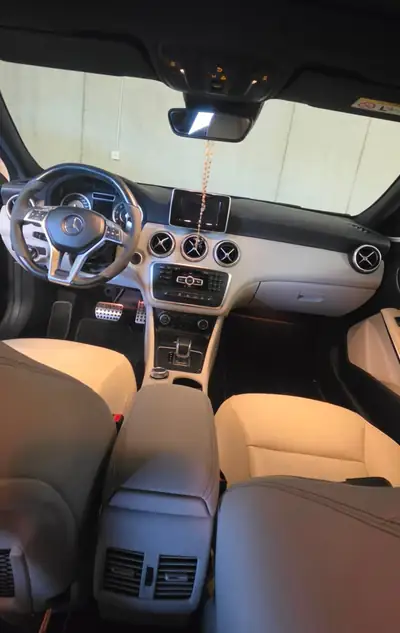 Mercedes-Benz A 45 AMG 4MATIC — Berline sportive haute performance, 360 ch intégraux — dashboard