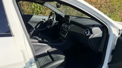 Mercedes-Benz GLA 250 4Matic AMG Line — SUV compact premium, toit panoramique, 64 000 km — Detail