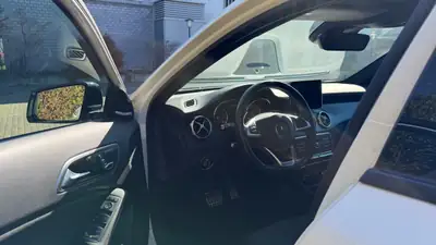Mercedes-Benz GLA 250 4Matic AMG Line — SUV compact premium, toit panoramique, 64 000 km — Armaturenbrett