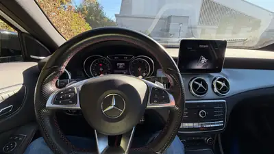 Mercedes-Benz GLA 250 4Matic AMG Line — SUV compact premium, toit panoramique, 64 000 km — Innenraum