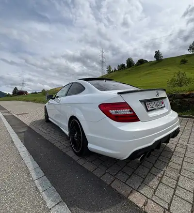 Mercedes-Benz C 200 Coupé — Design AMG 63, motorisation fiable et 8 pneus neufs — side view