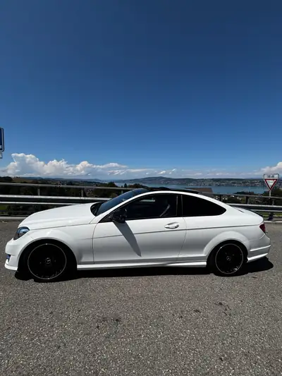 Mercedes-Benz C 200 Coupé — Design AMG 63, motorisation fiable et 8 pneus neufs — rear view