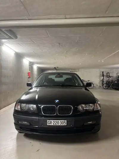 BMW 320i E46 — Classique premium affûté, 89'000 km seulement — side view