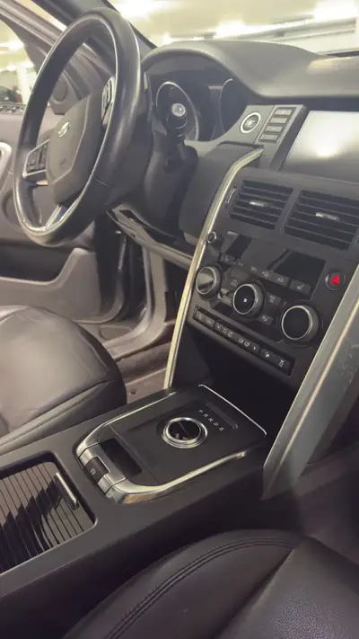 Land Rover Discovery Sport 2.0 Si4 SE — SUV polyvalent 4x4 intégral, 62 500 km — dashboard
