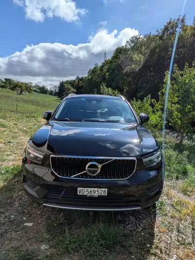 Volvo XC40 2.0 D3 Momentum AWD — SUV compact diesel, traction intégrale, sans accident — side view