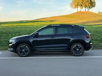 Skoda Karoq 2.0 TSI SportLine 4x4 — SUV performant, équipement premium, faible kilométrage — side view