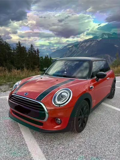 MINI Cooper 1.5i — Citadine agile et économique, 63 800 km seulement — side view