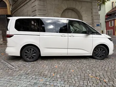 VW T7 Multivan 2.0 TSI Liberty — Monospace 7 places, attelage, entretien AMAG — arrière