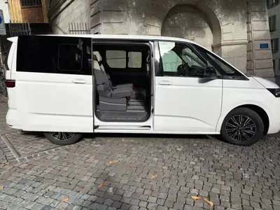VW T7 Multivan 2.0 TSI Liberty — Monospace 7 places, attelage, entretien AMAG — Miniature 9