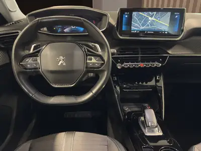 Peugeot 2008 1.2 PureTech Allure — SUV urbain dynamique, boîte auto EAT8 — Armaturenbrett