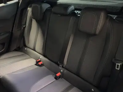 Peugeot 2008 1.2 PureTech Allure — SUV urbain dynamique, boîte auto EAT8 — Miniatur 9