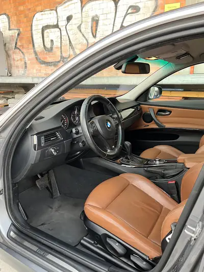 BMW 325i — Berline élégante 2009, 218 ch et boîte automatique — detail