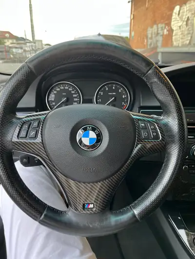 BMW 325i — Berline élégante 2009, 218 ch et boîte automatique — dashboard