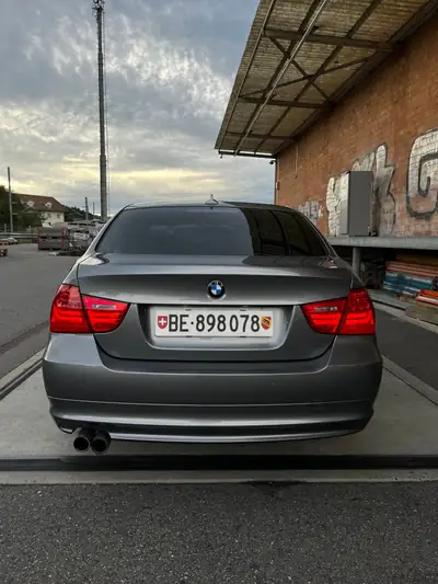 BMW 325i — Berline élégante 2009, 218 ch et boîte automatique — interior
