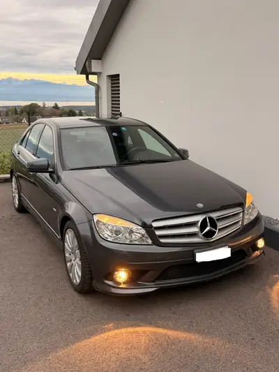 Mercedes-Benz C 180 CGI BlueEF — Berline élégante, moteur économe et fiable — vista esterna