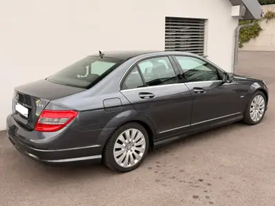 Mercedes-Benz C 180 CGI BlueEF — Berline élégante, moteur économe et fiable — vista posteriore