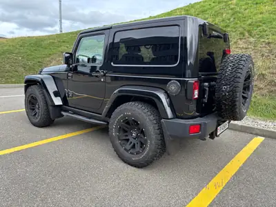 Jeep Wrangler 3.6 V6 Sahara — Authentique SUV 4x4, Dual Top et moteur V6 284 ch — fianco
