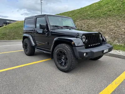 Jeep Wrangler 3.6 V6 Sahara — Authentique SUV 4x4, Dual Top et moteur V6 284 ch — vista posteriore