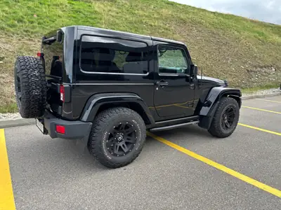 Jeep Wrangler 3.6 V6 Sahara — Authentique SUV 4x4, Dual Top et moteur V6 284 ch — interni
